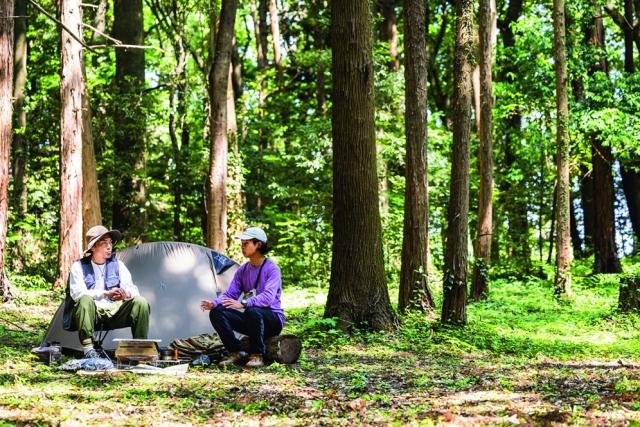 CAPMたかにぃ氏（右）とBBQ芸人のたけだバーベキュー氏。バーベ氏の荷物軽量化の悩みに、たかにぃ氏が答えた。キャンプ初心者にも大いに参考になる（撮影／依田裕章）