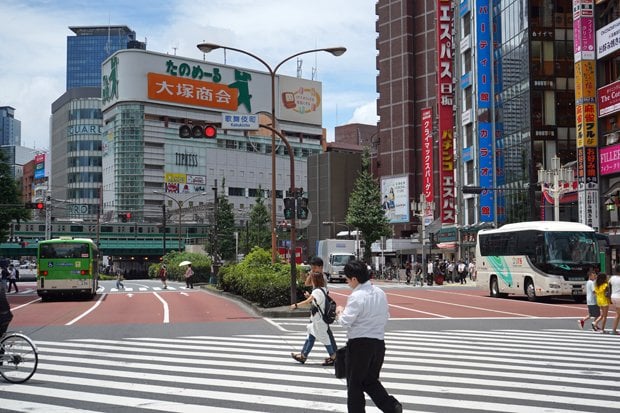 現在の歌舞伎町付近。写真右側が歌舞伎町入り口となる。写真は日中だが、夜はネオンがきらめく（撮影・井上和典／AERAdot.編集部）