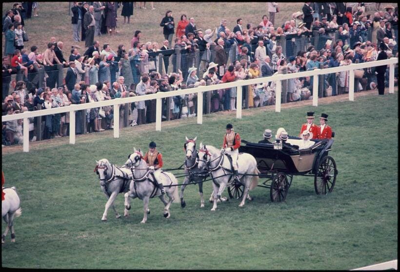 1976年の英国訪問
大勢の観客が出迎えるなか、英女王の馬車で競馬場のコースを走る美智子さまたち