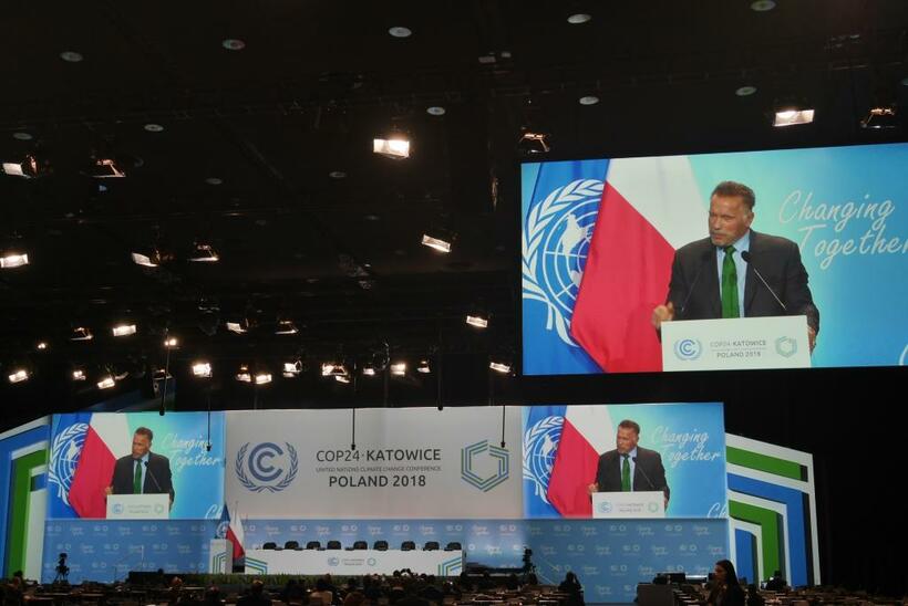 COP24で12月3日、米カリフォルニア州知事時代に温暖化対策を推進した俳優のアーノルド・シュワルツェネッガー氏が演説し、会場をにぎわせた。「米国の市民、州知事、市長、投資家はパリ協定にとどまっている」と訴え、トランプ大統領の協定離脱判断を暗に批判した　（ｃ）朝日新聞社