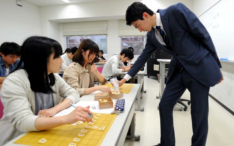 2014年、棋士の中村太地さんが学生たちを相手にした将棋の特別講義。普及だけでなく教育との接点も大切にする