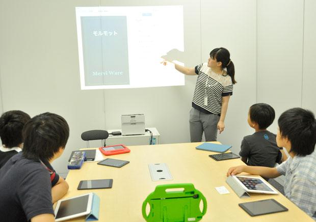 スマホやタブレットなど、テクノロジーを活用した学習法を教えるハイブリッド・キッズ・アカデミー。北海道から沖縄まで、小１～大学生の年間のべ２００人が通う（写真：ＬＩＴＡＬＩＣＯ提供）