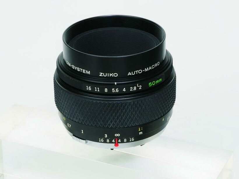 オリンパス光学工業
<br />【ZUIKO AUTO-MACRO 50mm F2】
<br />マクロレンズだけど、F2の開放絞りを採用したズイコー。マクロの大口径化は性能面では矛盾する要件が多いが、本レンズは描写面でよい解を見つけて落とし込んでいる感じがする