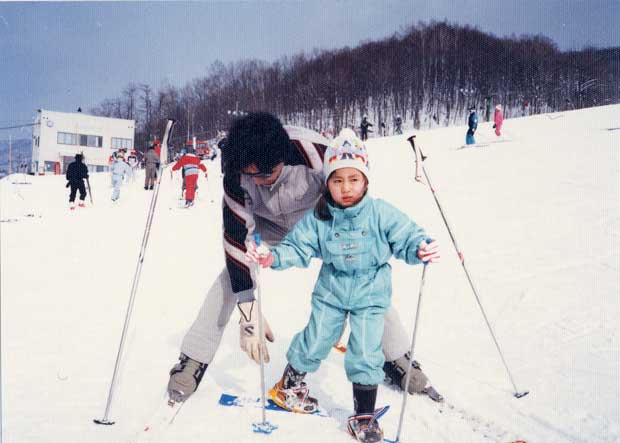 ４歳の時、父親とやってきたスキー場での１コマ（写真：本人提供）