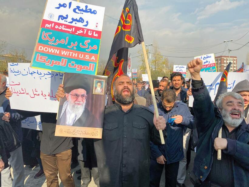 テヘランで反米スローガンを叫ぶ市民ら＝1月3日　(c)朝日新聞社 
