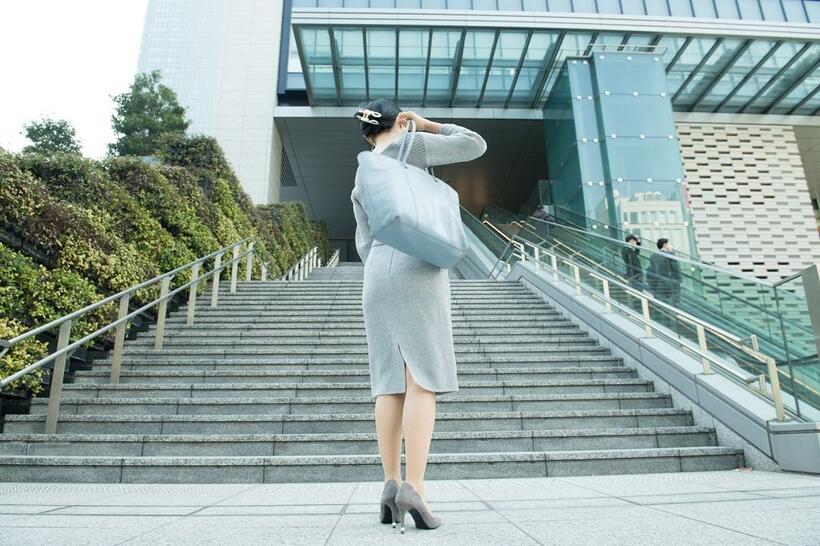 女性の管理職が増えないのは「なりたがらないから」ではない。残業を前提とした労働環境が壁として立ちはだかる（撮影／写真映像部・戸嶋日菜乃）