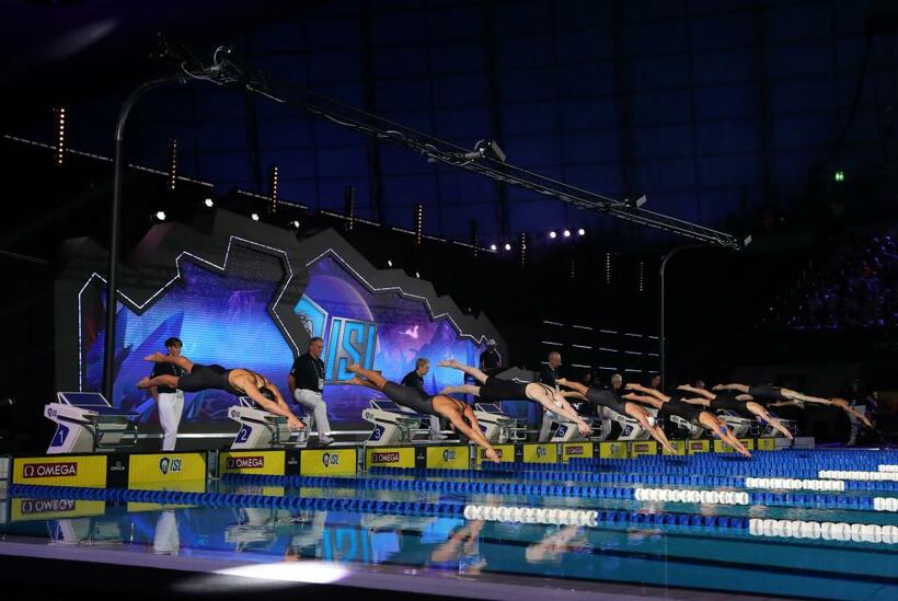 照明などでショーアップされた競泳の国際リーグ（ＩＳＬ）ロンドン大会。今季は１０チームで争う＝２０１９年１１月（Ｇｅｔｔｙ　Ｉｍａｇｅｓ）