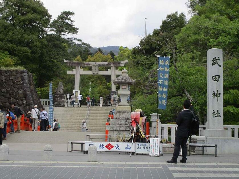 躑躅ヶ崎館跡に建立された武田神社。城壁とお堀が見える