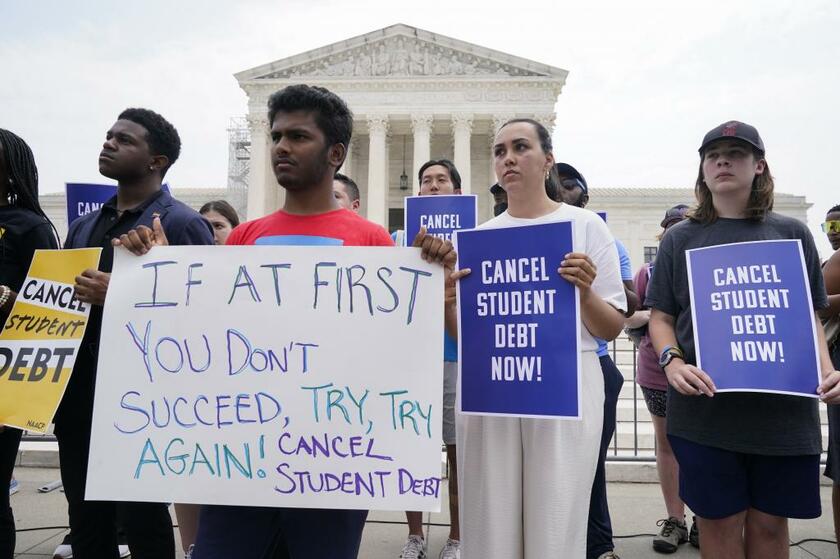 学生ローンの返済免除を認めない判断が示され、抗議する人々（写真：アフロ）