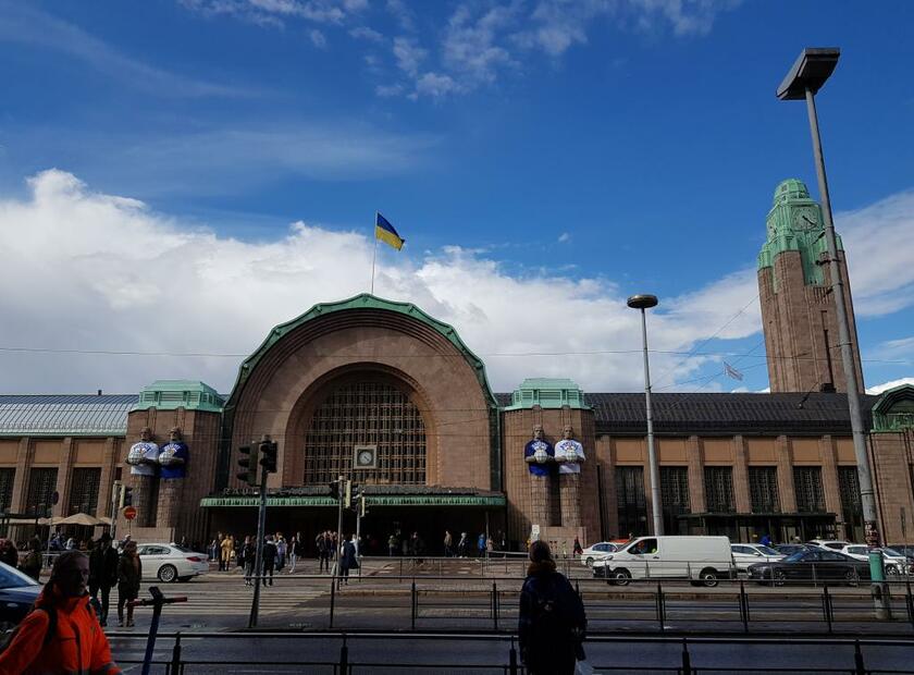 ウクライナ国旗が掲げられたフィンランドのヘルシンキ中央駅