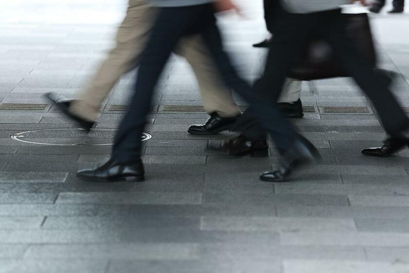 オフィスへの出社を再開する会社も増えてきて、駅や電車も混雑し始めた。ホームは人であふれ、駅前では多くの人が行き交っている（撮影／写真映像部・加藤夏子）