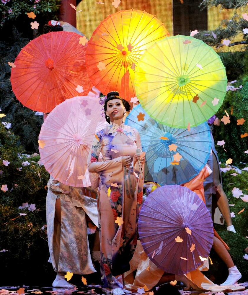 米音楽賞「Ａｍｅｒｉｃａｎ　Ｍｕｓｉｃ　Ａｗａｒｄｓ」に着物風の衣装で和傘を手に登場したケイティ・ペリーは文化の盗用と批判を受けた（写真：ｇｅｔｔｙｉｍａｇｅｓ）