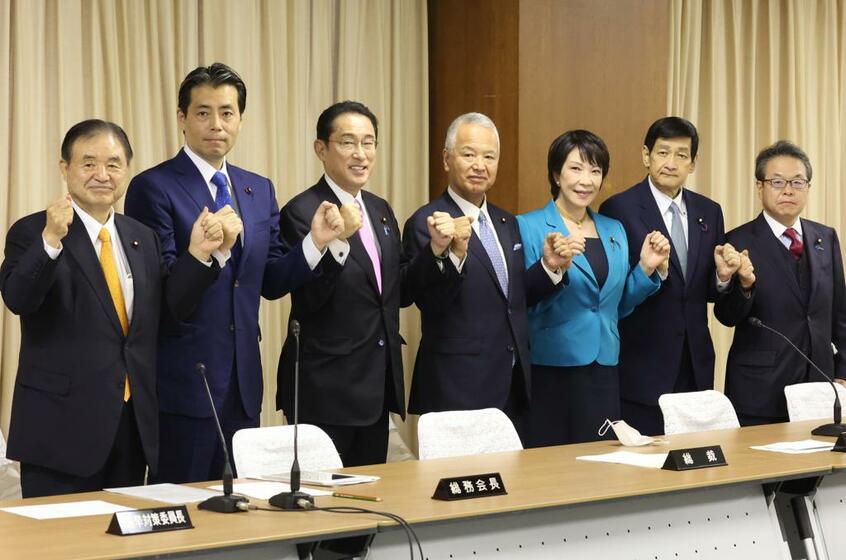 臨時総務会を終え、岸田新総裁（左から３人目）を中心に写真に納まる党役員たち／10月１日、東京・永田町の自民党本部（ｃ）朝日新聞社