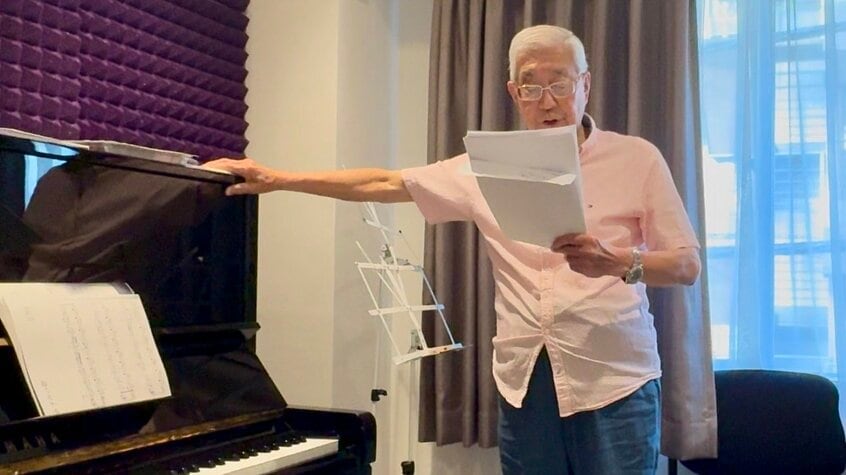 初めてのコンサートに向けて、都内の事務所で練習に励む高嶋弘之さん(本人提供)
