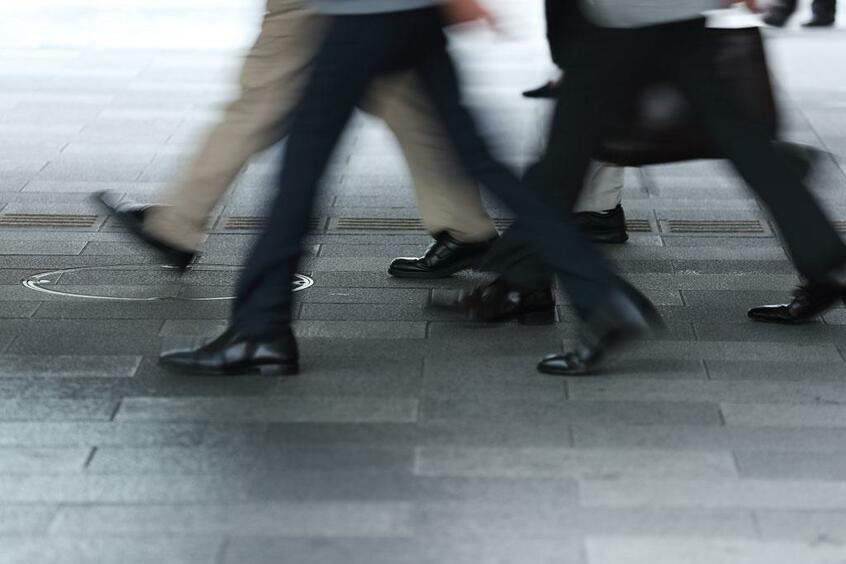 オフィスへの出社を再開する会社も増えてきて、駅や電車も混雑し始めた。ホームは人であふれ、駅前では多くの人が行き交っている(撮影/写真映像部・加藤夏子)