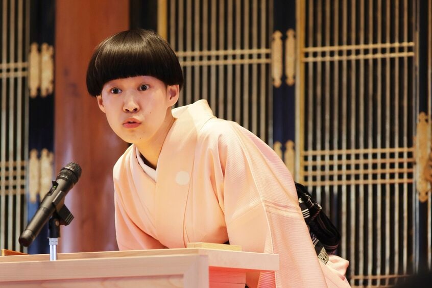 岐阜市にある敬念寺での「第8回敬念寺落語会」。午前は檀家さん、午後は一般のお客さんに「金明竹」「真田小僧」「天狗さし」。抽選会もあって大盛り上がり、写真撮影やサインにも気さくに応じた(撮影/武藤奈緒美)
