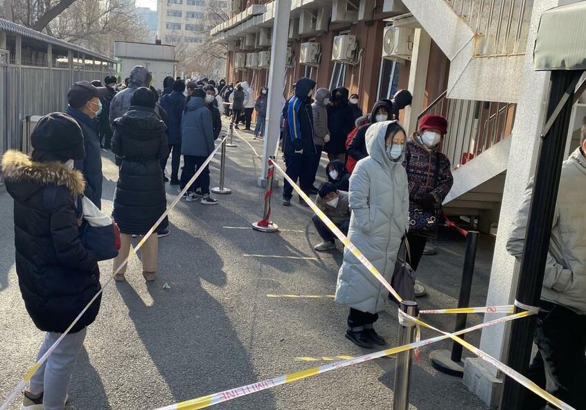 北京市内の病院の前にできた行列=2022年12月9日