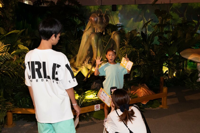 「昆虫世界のサバイバル」エリアでは、大迫力の巨大カマキリと親子で記念撮影(撮影/上田泰世)