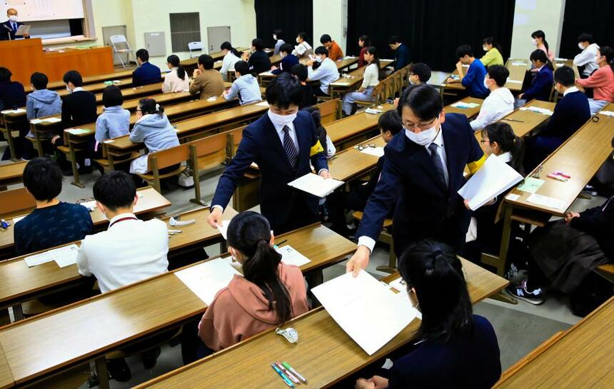 国公立大２次試験が始まり、数学の試験開始を待つ受験生ら（2020年2月25日、写真／朝日新聞社）