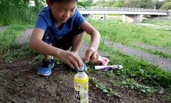 小4生が10種類の炭酸飲料で「メントスコーラ実験」やってみた 噴出度1位はどれだ?
