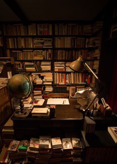 澁澤の書斎。膨大な数の著作はこの机から生まれた。乱雑に置かれているように見えて、本の場所はすべて記憶していたという（撮影／馬場岳人）