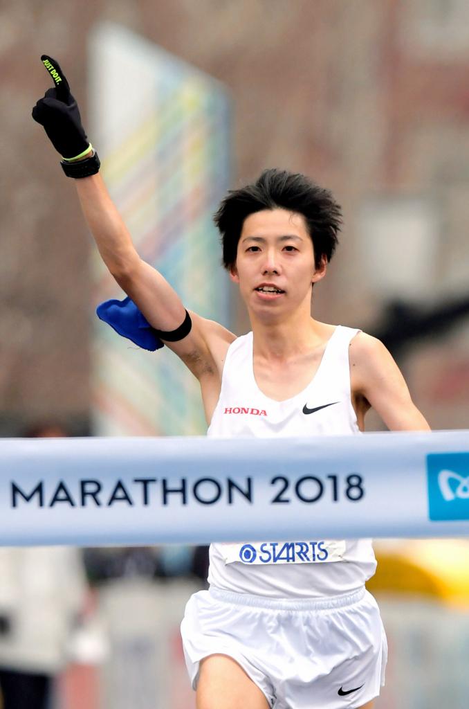 2018年2 月25日に開催された東京マラソンで16年ぶりに日本新記録を更新し、日本人トップの2位に。高岡寿成（カネボウ）が2001年に出した記録を5秒上回る、2時間6分11秒。1 億円の褒賞金を手にしたことでも話題に（c）朝日新聞社