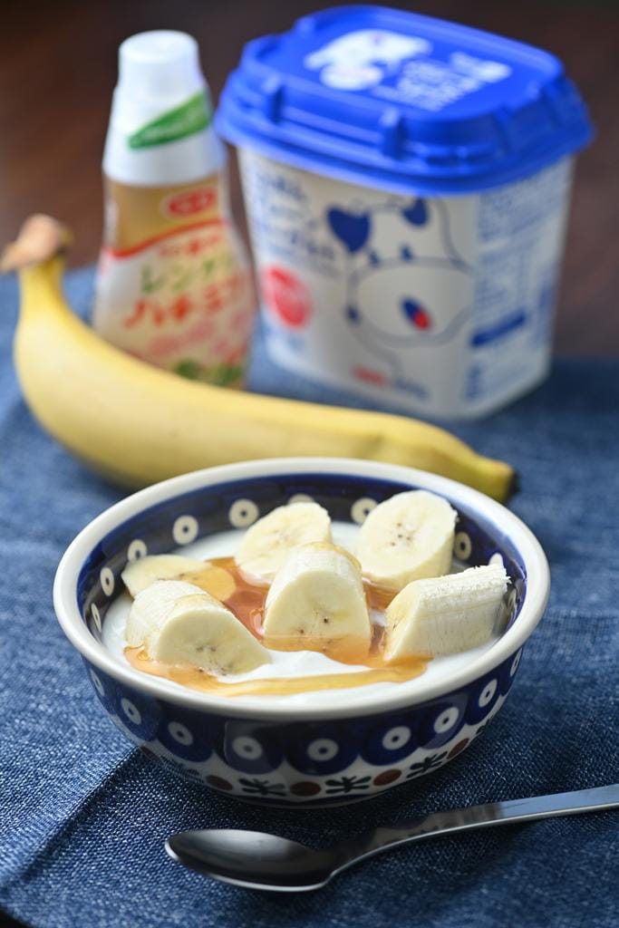 バナナにヨーグルトとはちみつをかけた超簡単朝食がおすすめ。適度な糖質、食物繊維、腸内環境整備と三拍子揃った“超優れもの”メニュー(撮影/写真映像部・東川哲也)