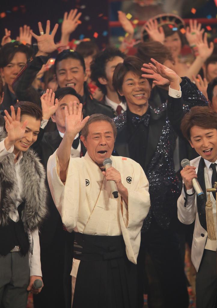2013年末の紅白で最後のステージを終え、客席に手を振る北島三郎（ｃ）朝日新聞社