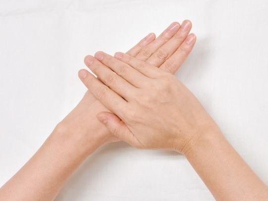 ステップ2／手のひら全体を使い密着させながら、指先から手首、腕を優しくなで上げる。