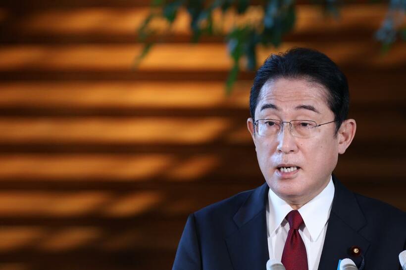 秋葉賢也復興相の辞表を受理し、取材に応じる岸田文雄首相＝２０２２年１２月２７日午後２時１２分