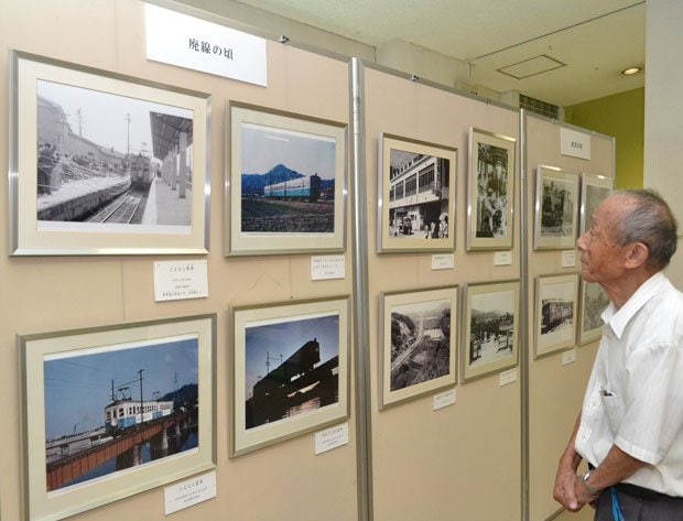 淡路文化史料館に展示された写真を見て、往時に思いをはせる大橋さん