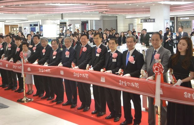 今年３月のロッテ免税店銀座の開業記念式典。韓国ロッテグループの重光昭夫会長らが出席した　（ｃ）朝日新聞社