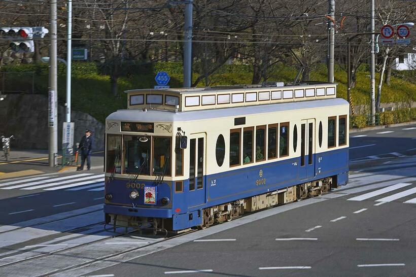 ズーム流し撮りに慣れてくると、俯瞰撮影にも応用できる。都電のレトロ電車を飛鳥山の横断歩道橋上からズーム流し撮りした一コマ。ズーム流し撮りの定番といえる望遠系ズームレンズ使用して、110mmから95mmにズーミングする間に連写している。飛鳥山～王子駅前　キヤノンEOS－1DX　EF70－200mmF2.8L　ISII（110mm→95mm）1／80秒　f14 ISO100（撮影／諸河久：2014年3月14日）