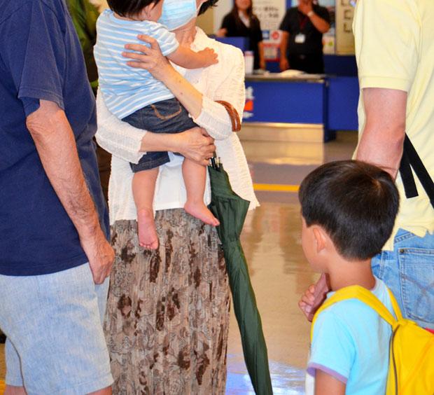 帰省シーズンは、子や孫を迎えに来る高齢者で駅や空港は賑わう　（ｃ）朝日新聞社