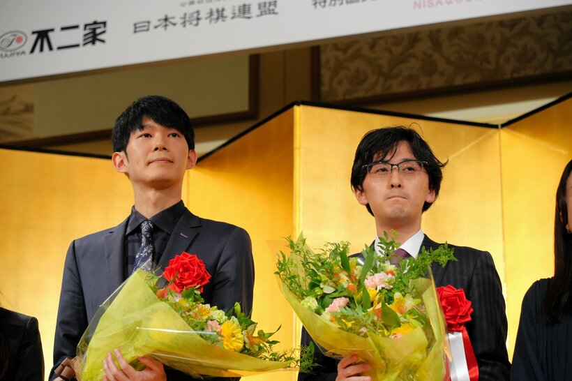 斎藤慎太郎八段（左）と伊藤匠叡王＝2025年4月2日、名古屋市