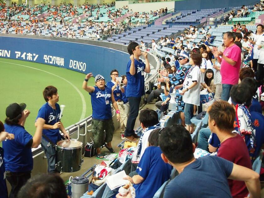 スタンドに陣取る中日ファン。応援歌「サウスポー」は今季終了まで自粛だ　（ｃ）朝日新聞社