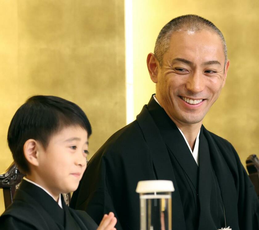 市川海老蔵（右）と長男の勸玄くん(Ｃ)朝日新聞社