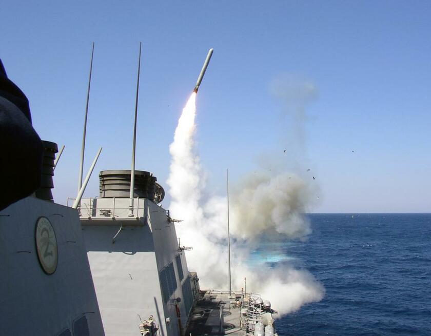 2003年のイラク戦争で、米海軍のミサイル駆逐艦からイラクに向けて発射された巡航ミサイル「トマホーク」（photo　提供：Lt.Christopher Seneno/U.S.Navy/ロイター/アフロ）