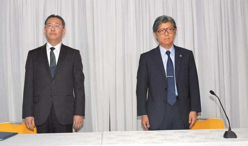 会見した勅使河原氏（左）と福本修也弁護士