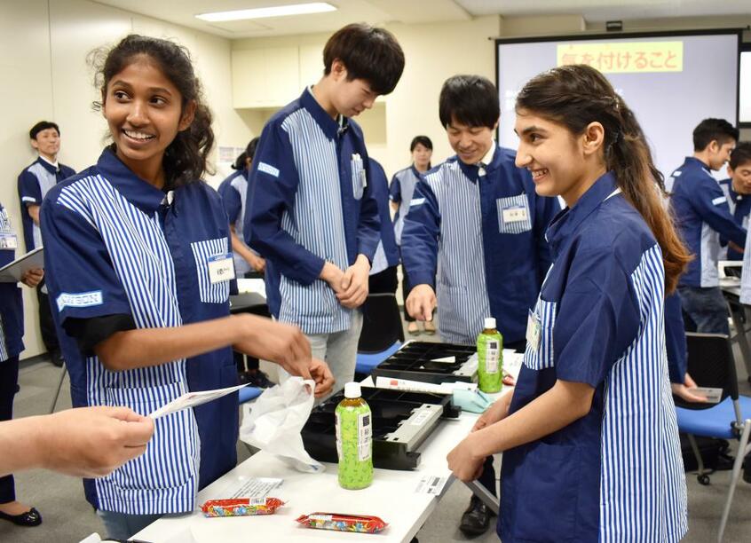 留学生向けの接客研修も開いています。皆さんとても熱心です (c)朝日新聞社