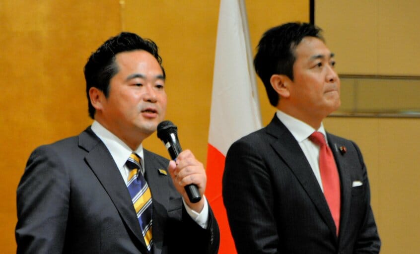 香川選挙区で国民民主党から立候補した原田秀一氏(左)と同党の玉木雄一郎代表