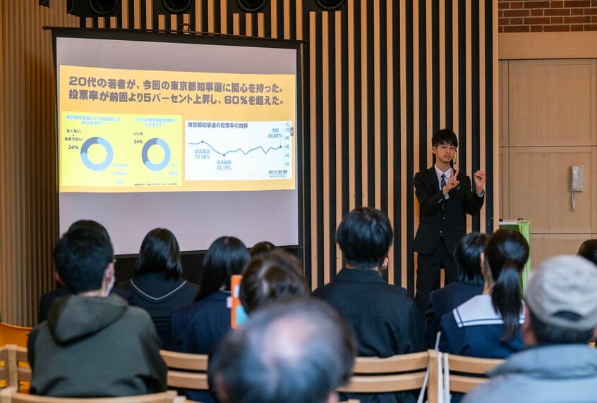 昨年の東京都知事選を題材に、若者の政治参加、政治と幸福の関係について、原稿を持たずフリーハンドでプレゼンに臨んだ、大島颯真さん(中2)(写真:横関一浩)
