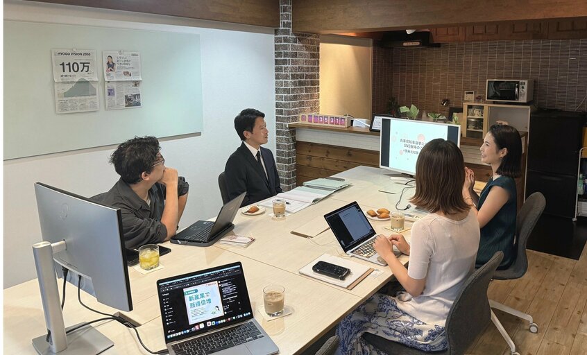 折田氏(右端)の話を聞く斎藤氏(左から2人目)。ブログには「『#さいとう元知事がんばれ』大作戦を提案中」と説明がある(折田氏のnoteから)