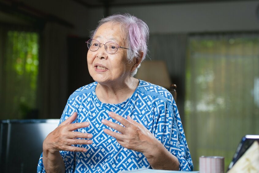 竹内静代さん（94）。13歳と14歳の時に空襲で2度、住まいを失い、命からがら逃げ延びた（撮影：江藤大作）