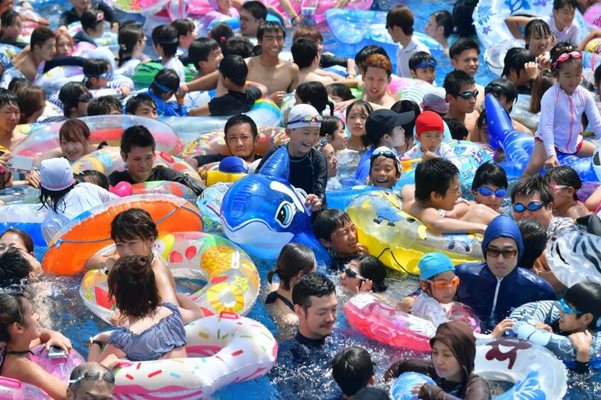 コロナ禍前、大勢の人たちでにぎわうプール=2019年8月、三重県桑名市