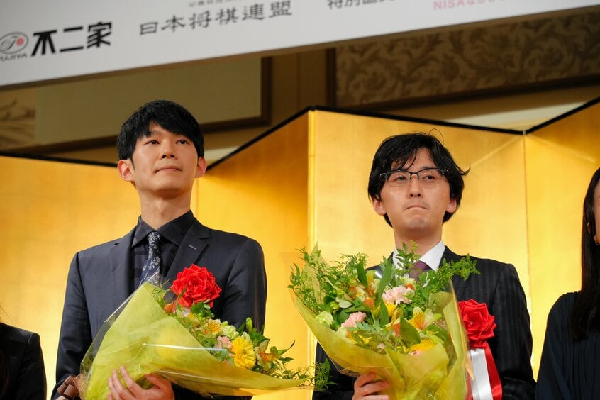斎藤慎太郎八段(左)と伊藤匠叡王=2025年4月2日、名古屋市