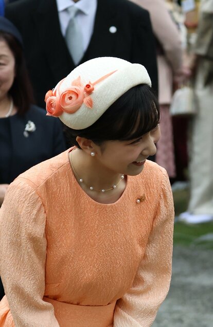 写真・図版(1枚目)| 〈皇族方の「おしゃれ」〉皇后雅子さま61 写真・図版(1枚目)| 〈皇族方の「おしゃれ」〉皇后雅子さま61