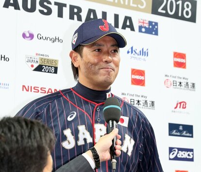 豪州に勝利し笑顔でインタビューに応じる稲葉監督　（ｃ）朝日新聞社