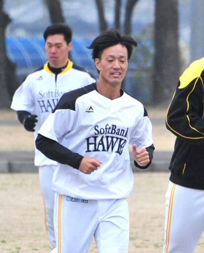 ソフトバンク・城所龍磨(中央)=2016年2月1日c)朝日新聞社