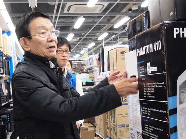 秋葉原の大型店でパソコンのパーツを見る与謝野馨さん＝２０１２年　（ｃ）朝日新聞社